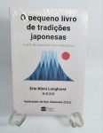 Livro Lacrado - O Pequeno Livro de Tradições Japonesas - A Arte de Alcançar uma Vida Plena - Erin Niimi Longhurst - Ilustrações de Ryo Takemasa - 2022 - 288 páginas - Editora: Harper Collins - Medida: 18,5 cm x 12,5 cm x 2 cm. Você vai descobrir como melhorar seu estilo de vida e enriquecer sua mente ao olhar para a vida pelas lentes do wabi-sabi (a beleza da mudança) e pelo kaizen (aprimoramento constante), e a apreciar o shrinrin-yoku (banho de floresta). Além disso, vai encontrar guias para realizar as práticas minuciosas da caligrafia, do ikebana (a arte do arranjo de flores) e da cerimônia do chá. Mas, principalmente, este livro te ensinará a arte de encontrar felicidade e viver uma vida mais plena, saudável e significativa, um dos grandes pilares da cultura japonesa.
