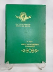 Antigo Livro - MÉTODO " TOUTEMODE " - Corte, Alta Costura e Alfaiates - Ensino sem Mestre - Prof. Justiniano Dias Portugal - 16ª Edição - 1977 - Livro Numerado e Rubricado - Capa dura - 136 páginas com ilustrações - 27 cm x 18,5 cm x 1,5 cm. OBS: Páginas conservadas, porém possui anotações de caneta e lápis na segunda capa e na página 11. Conforme fotos.