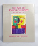Conservado e Lindo Livro - The Art of Jewish Children - Germany - 1936-1941 - Innocence and Persecution - A Arte das Crianças Judias - Alemanha - 1936-1941 - Inocência e Perseguição - Edited and Translated by Sylbil Milton - 1989 - Capa dura com Sobrecapa - 158 páginas com ilustrações coloridas e Preto e Branco - Idioma: Inglês - Philosophical Library - New York - Medida: 30 cm x 25 cm x 2,5 cm. Exposição de desenhos do Stadtmuseum Düsseldorf, inaugurada em 1988 em Bonn.