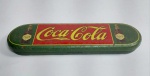 Antigo Estojo Vazio de Coleção em Metal - Caneta Pena - Coca-Cola - 1997 - The Coca-Cola Company - Medida: 17 cm x 5 cm x 2 cm. Conforme fotos.