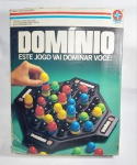 Antigo e Divertido Jogo de Estratégia da Estrela - DOMÍNIO - Este Jogo vai Dominar Você ! - Anos 80 - Para 2, 3 ou 4 jogadores - Acondicionado na caixa original - Acompanha Tabuleiro e 61 peças conservadas em plástico rígido - Medida da caixa: 41 cm x 32 cm x 5 cm. OBS: Não acompanha manual e falta 1 peça, porém não atrapalha no jogo. Conforme fotos.