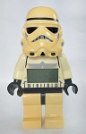 Lindo Relógio Despertador - STROMTROOPER - LEGO - STAR WARS - 2012 - Braços, Pernas e Mãos Articulados  - Estrutura em Plástico Rígido - Funcionamento: 2 pilhas " AAA " - Medida: 23,5 cm de altura x 14,5 cm x 9,5 cm. OBS: Apesar de Conservado, Foi feito teste com pilhas e não Funcionou. Ao balançar percebe que tem alguma pecinha solta interna. Necessita de revisão. Conforme fotos.