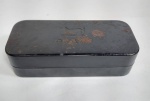 Antigo Estojo de Metal com Acessórios de Máquina de Costura - PFAFF - Acompanha 15 peças conforme fotos. Medida do estojo: 18 cm x 8 cm x 5 cm.