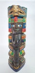Antigo, Lindo e Decorativo - TOTEM - Feminino - Esculpido em Bloco de Madeira com Bela Policromia. Medida: 32 cm de altura x 10 cm x 9 cm. Conforme fotos.