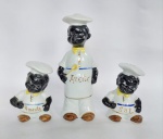 Antigo e Belíssimo Conjunto de Porta Tempero em Porcelana com detalhes em ouro . 3 peças representando Crianças  - Azeite, Sal e Pimenta. Medida maior: 19 cm de altura - Medida menor: 10 cm de altura. OBS: O Saleiro e Pimenteiro estão sem à tampinha de vedação. Conforme fotos.