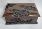 Antigo Porta Joia em espessa Madeira Nobre adornado com Entalhes. Anos: 40/50 -  Parte interna camurçada, porém com desgaste. Não possui à chave. Conforme fotos. Medida: 22 cm x 14,5 cm x 9,5 cm.