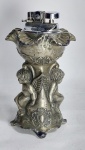 Antigo e Lindo Isqueiro Japonês de Mesa em Espesso Metal Cinzelado. Necessita de pedra e Fluido. Medida: 14 cm de altura x 8 cm de diâmetro. Conforme fotos.