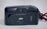 Câmera Fotográfica - YASHICA - EZS ZOOM 70 - Kyocera - Zoom Lens  F= 38 - 70mm - Funcionamento: 2 pilhas AA - Acompanha Case original. Medida: 13,5 cm x 7,5 cm x 6 cm. OBS: Aparentemente conservada. Foi feito teste, ligou e acionou o foco, porém depois desligou. Talvez seja pilha ou algum problema eletrônico. Vendido no estado sem garantia.