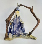 Lindo Mago segurando Pedra de Quartzo Branca com Incensário. Confeccionado em Biscuit, base de pedra, galho de árvore e quartzo. Souvenir de São Tomé das Letras. Medida: 20 cm de altura x 18 cm x 10 cm. Conforme fotos.