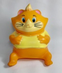 44 Gatos - Lindo e Grande Boneco em Borracha rígida representando o Gato - ALMÔNDEGAS - SAMBA TOYS - Medida: 24 cm de altura x 21 cm x 19 cm. 44 Gatos é um desenho animado que conta a história de 4 gatinhos que vivem grandes aventuras. Os personagens principais são quatro gatos  Lampo, Milady, Pilou e Almôndega  eles moram juntos na casa da Vovó Pina, uma senhora que defende seus amigos felinos a qualquer custo.