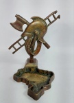 Antiga e Rara Escultura em Bronze Maciço Fundido. Base no Formato do Mapa do Brasil, ostentando Capacete, Escada e Machado. Acredito ser um Cinzeiro do Corpo de Bombeiros. Medida: 20 cm x 19 cm x 11 cm. Peso: 940 gramas. Conforme fotos. OBS: Possui restauro em uma das pontas da escada conforme fotos.