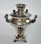 Antigo, Lindo e Decorativo Mini Samovar em Metal espessurado à Prata Souvenir da Antiga União Soviética - Ano: 1973 - Medida: 13 cm de altura x 11 cm x 10 cm. OBS: Falta à borboleta da torneira e à tampinha da parte de cima. conforme fotos.
