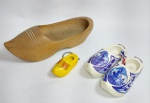 Lindo Lote de Tamancos Holandeses de Madeira. Medida do maior: 21 cm x 8 cm x 6,5 cm. Medida do chaveiro: 7 cm x 3 cm x 3 cm. OBS: Um tamanco Branco e azul possui desgaste em um dos lados conforme fotos.