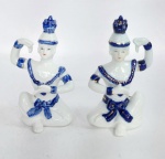 Antigo e Lindo Lote de 2 Esculturas em Porcelana Chinesa representando Dançarinas de Templo Tailandês. Made in China.  Medida: 12 cm x 7 cm x 5 cm.