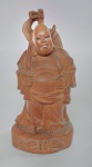 Linda Escultura esculpida em Madeira representando Buda Sorridente. Medida: 12 cm x 6 cm x 5 cm. OBS: Possui pequena perda de material na parte superior das costas conforme fotos.