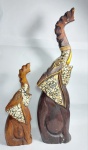 Lote de 2 Lindas e Grandes Esculturas Africanas Esculpidas em Bloco de Madeira Decoradas com Cascas de Ovo Representando - ELEFANTES - Medida do maior: 53 cm de altura x 14 cm x 8 cm. Medida do menor: 33 cm x 11 cm x 6 cm. Conforme fotos.
