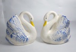 Antigo e Lindo Par de Vasos em Cerâmica Branca no Formato de Cisne. Medida: 20 cm de altura x 18 cm x 11 cm. OBS: Um dos Vasos possui pequena perda de esmalte na cabeça do Cisne. Conforme fotos.