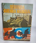 Livro Segunda Guerra Mundial - História Fotográfica do Grande Conflito - Charles Herridge - Capa dura - 253 páginas conservadas com riqueza de Fotos e Textos - Idioma: Português - Círculo do Livro S.A - Medida: 30,5 cm x 23 cm x 2 cm. Conforme fotos.