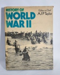 Livro - History of World War II - Editor-in-Chief AJP Taylor - Compiled By S L Mayer - 1974 - Octopus Books - London - England - Capa dura com Sobrecapa - 285 páginas conservadas com ilustrações coloridas e preto e branco - Idioma: Inglês - Medida: 30,5 cm x 23,5 cm x 3 cm. Conforme fotos.