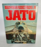 Livro - BOMBARDEIROS A JATO - Michael Taylor - 1984 - Capa dura com sobrecapa - 160 páginas conservadas com ilustrações coloridas e textos - Idioma: Português - Ao Livro Técnico S/A - Medida: 29 cm x 22,5 cm x 2 cm. OBS: Possui dedicatória na folha de guarda conforme fotos.