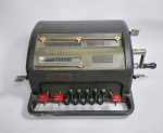 Antiga e Linda Calculadora Manual à Manivela - FACIT GMBH - Dusseldorf - Western Germany - Anos 50 - Estrutura em Metal - Não foi testada - Peça de coleção - Necessita de Revisão - vendida no estado conforme fotos. Medida: 30 cm x 20 cm x 15 cm.  Peso: 6350 gramas.