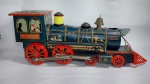 Antiga e Linda Locomotiva Japonesa de Lata Litografada - WESTERN 1860 - Anos 50/60 - Com Sistema Bate e Volta - Funcionamento: 3 pilhas grandes - Medida : 47 cm x 13 cm x 19 cm de altura. MODERN TOYS JAPAN - OBS: Falta à chaminé e o farol. Foi feito teste e não funcionou, necessita de revisão. Conforme fotos. Linda peça para coleção !