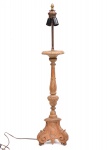 Tocheiro entalhado em madeira (adaptado para luz). Elaborado em estilo barroco, apresenta base em pirâmide de três lados, com quinas em volutas ,faces ornadas com medalhões concheados.  Coluna torneada e esculpida, com folhas de acanto. 89 cm alt