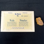 H.STERN - Antigo e raro Voucher dado aos clientes da H. Stern, com brinde "Pedra do Mes". Papel cartão impresso com os seguintes dizeres: " Ao apresentar êste vale V.S. receberá "GRATUITAMENTE" a sua "PEDRA DO MÊS" em bruto junto com um pequeno histórico, como brinde e lembrança da sua visita ao Rio de Janeiro. Verso com mapa do centro da cidade com prédio H.STERN. Acompanha a pedra original. Voucher 16,5x10,5 cm