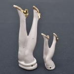 Coleção Half Dolls - par de pernas , com sapatos dourados  de salto alto. Medem 8,5x4 cm e 5x2,5 cm.