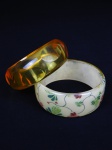 Par de largos braceletes vintage, amarelo translucido e floral. 3 cm largura.  Aro 6,5 cm diam