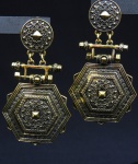 Par de brincos dourado envelhecido, com designer étnico. 7x4 cm