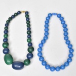 Lote contendo 2 colares Vintage em plástico rígido nas cores azul turquesa, azul marinho e verde. Bolas entre 15 de 5 mm. Med. 19 cm fechado.