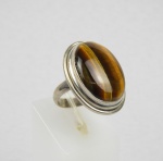 Anel de prata 925 com grande base oval de olho de tigre. Base 3x2,3 cm.  Aro 20