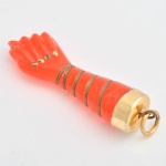 Figa vintage em plástico rígido coral, com ornamentação de unhas em dourado. 4 cm