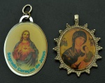 Par de medalhas, sendo 1 de Nossa Senhora do Perpétuo Socorro e 1 do Sagrado Coração de Jesus. 53x3 e4x3 cm