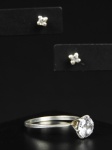 Conjunto solitário de prata, sendo anel com cristal lapidado de 5mm e par de brincos com zirconias. Aro anel 18