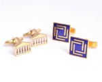Lote contendo 2 pares de abotoaduras douradas estilo Art Deco, sendo uma com base esmaltada de azul e outra em metal ourado e prateado.