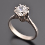 Solitário de prata com zirconia, garra coroa.  Aro 15. Zirconia 0,7 cm