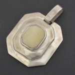 Pingente Art Deco de prata com marfim. 4,5x3 cm