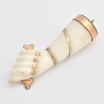 Figa vintage em plástico rígido branco, com ornamentação de chave e unhas em dourado. 3,5 cm