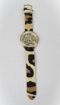 Vintage - relógio de pulso Guess, Japan mov.. Mostrador com fundo dourado e estampa onça  ponteiros em branco, caixa redonda circundado com cristais medindo  (4,5 cm diam), pulseira  original de couro forrada com estampa onça. Funcionando, porem sem garantias futuras