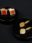 Lote contendo 2 pares de abotoaduras douradas de bases quadradas. Bases 1 e 1,5 cm