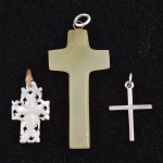 Arte Sacra - Tres pingentes de cruzes, sendo 1 de prata, 1 de madrepérola e 1 de pedra natural. 3x1,8, 3x1,5 e 6x2,5 cm
