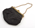 Bolsa vintage de tecido preto decorado. Fecho de metal incrustado com cristais coloridos.  14x12 cm medida sem alça. No estado marcas do tempo