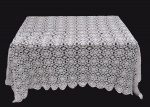 Colcha de croche branco. Mancha amareladas e alguns furos. 250x240 cm