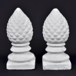 Antigo par de pinhas em concreto, tonalidade branco.  (45x20x20 cm)