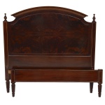 Cama Inglesa década de 30,  em madeira nobre, apresenta maravilhoso trabalho em rádica e delicada marcheteria. Excelente estrutura. (129x200x125)