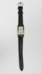 Vintage - relógio de pulso  Pier Carlo d'Alessio, Designer Collectio.. Mostrador dual time, fundo branco, números romanos e cardinais e ponteiros pretos, caixa mede (3,5x2 cm), pulseira de couro preto.  Funcionando, porem  sem garantias futuras