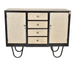 Buffet vintage das décadas de 50/60 - Possui estrutura em madeira revestida com fórmica acinzentada, 2 portas e 4 gavetas centrais com puxadores metálicos. Pés em ferro arqueado. 123 x 43 x 95 cm.