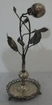 Paliteiro de Coleção, Séc XX em prata de lei, representando Jarro com um botão de flor e folhagens aparada sobre salva com galeria vazada com três pés em forma de conchas, med. 26cm.